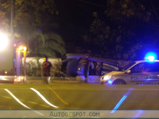 Illustration for article titled Porsche Carrera GT Takes A Tumble In Spain